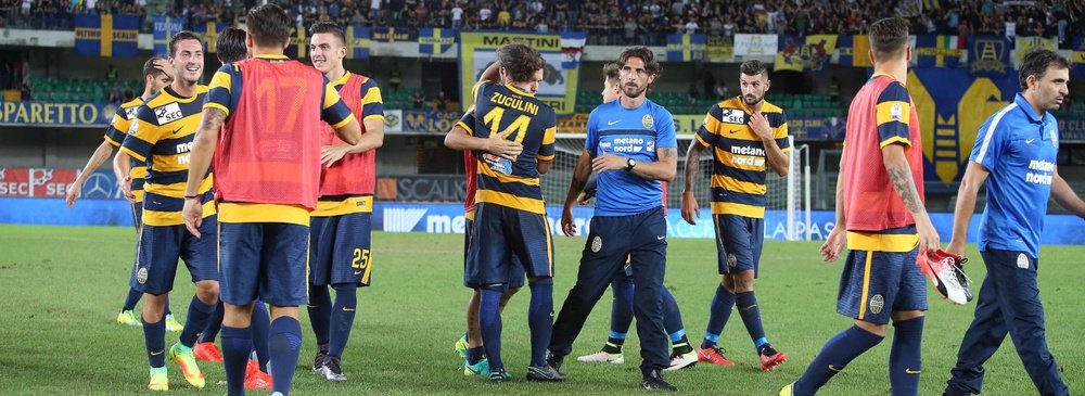 Los futbolistas del Hellas de Verona celebran su victoria ante el Crotone en la Coppa. HellasVerona