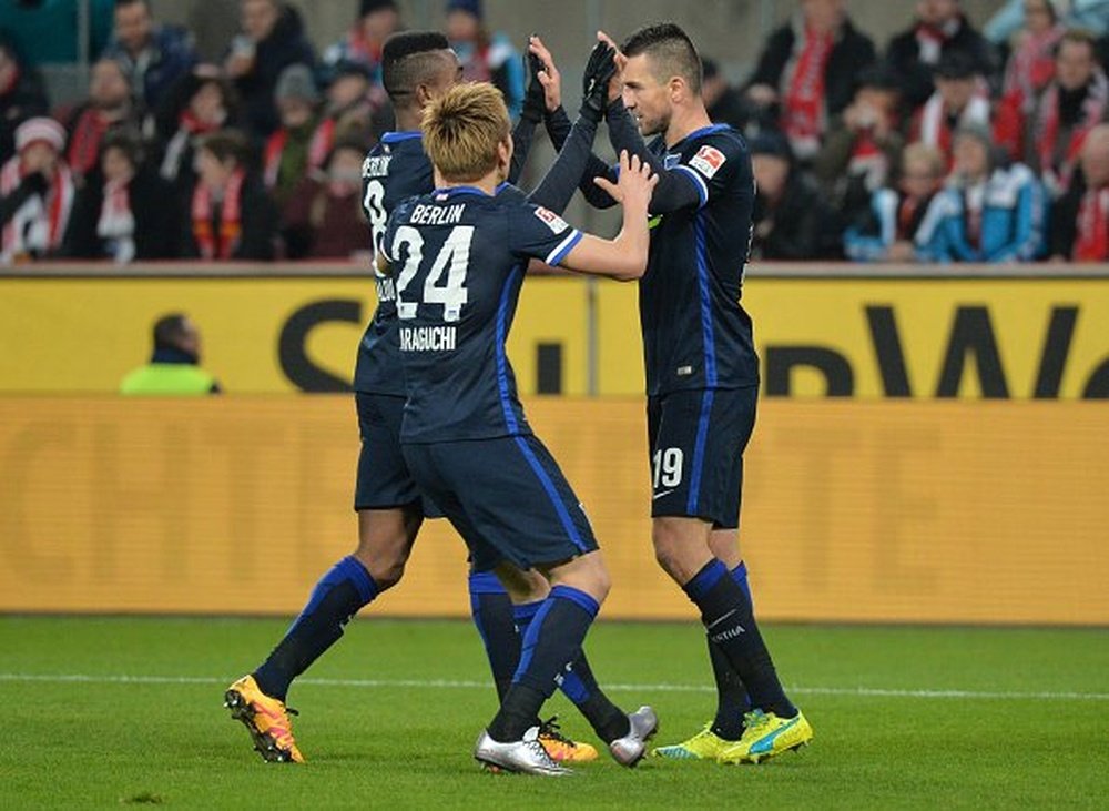 Los futbolistas del Hertha de Berlín festejan el gol que les daría la victoria ante el Köln. Twitter