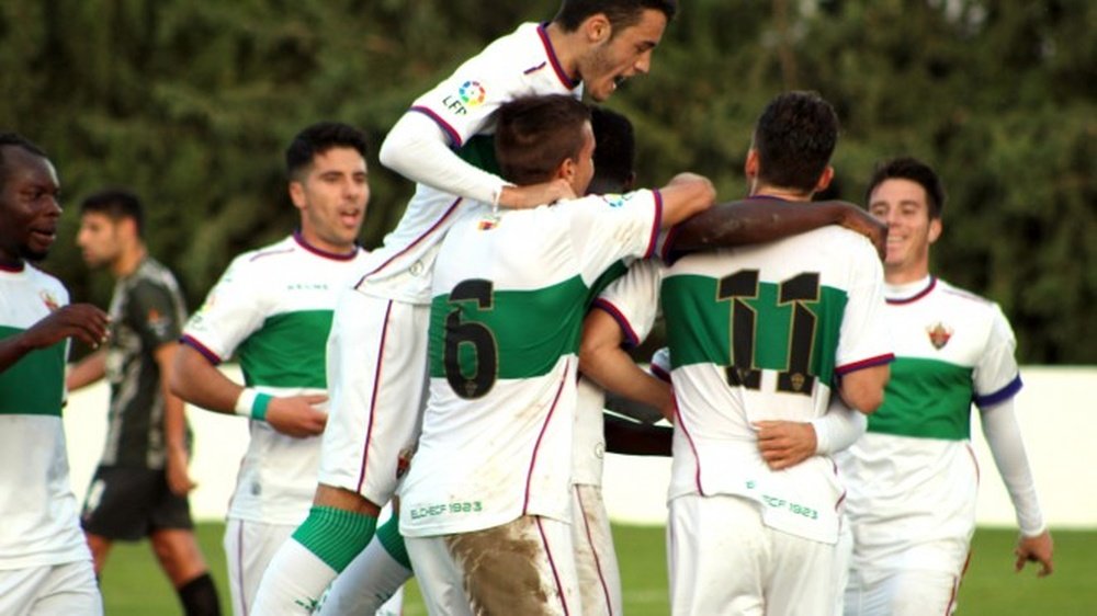 Los futbolistas del Ilicitano se felicitan tras anotar un gol. ElcheCF