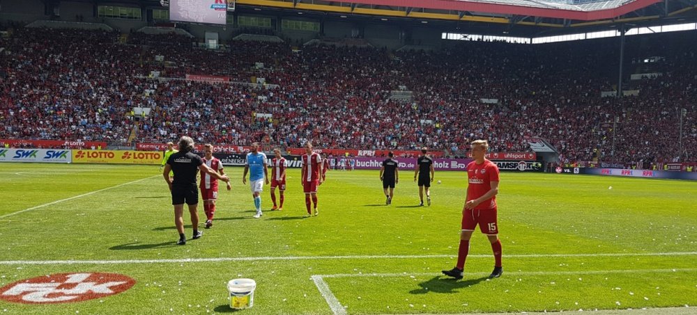 Au cas où vous n'y croyez pas, voici les tribunes pleines du stade de Kaiserslautern. Twitter/Rote_T