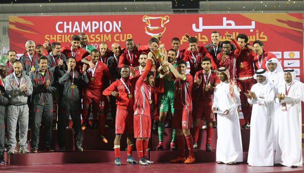 Los futbolistas del Lekwiya levantan la Supercopa de Catar. Twitter