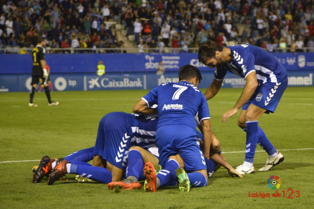 Los futbolistas del Lorca celebran un tanto ante el Cádiz. LaLiga