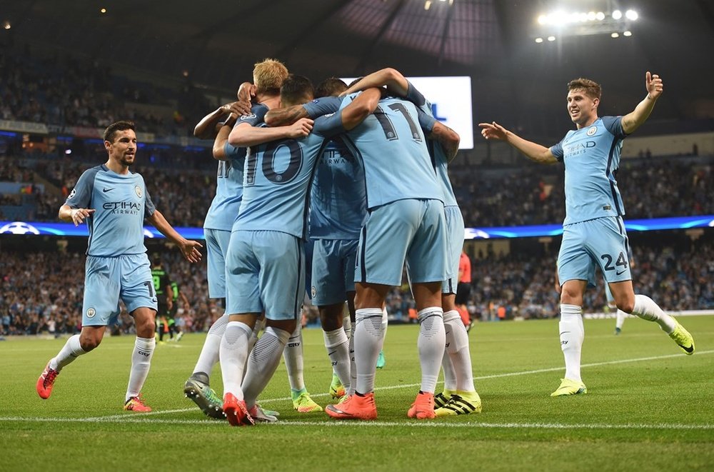 Los futbolistas del Manchester City celebran el tercer gol de Agüero ante el Borussia Mönchengladbach, en la primera jornada de la Champions League 2016-17. UEFA