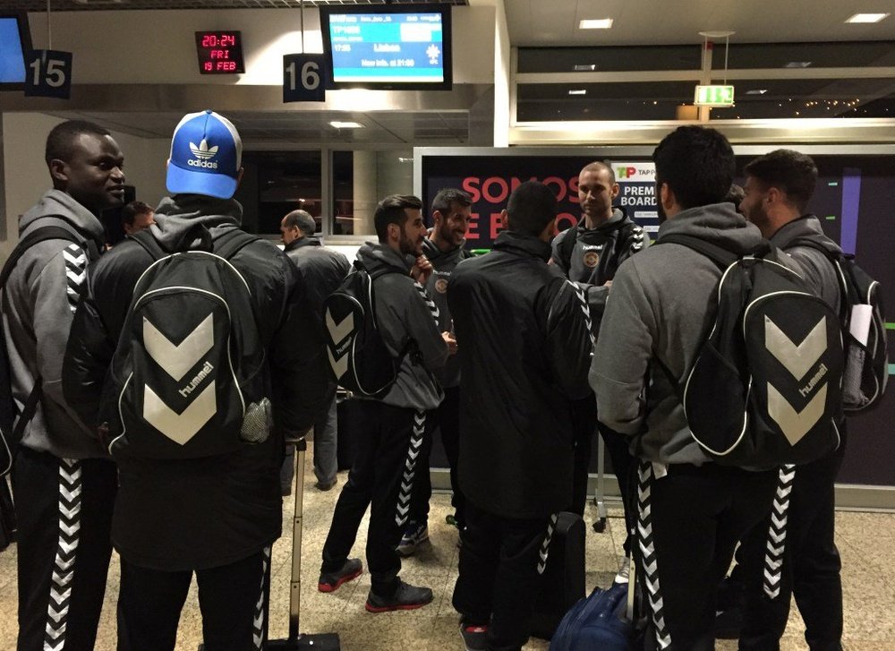 Los futbolistas del Nacional de Funchal, en el aeropuerto de Madeira, esperando por su vuelo antes de ser aplazado por el mal tiempo. Twitter