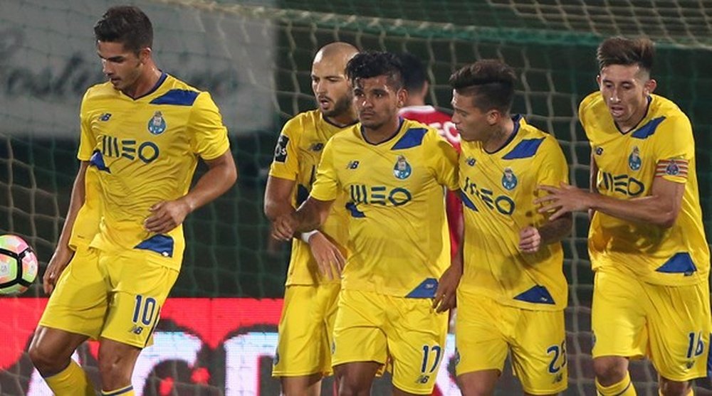 Los futbolistas del Oporto felicitan a Corona por su gol del empate ante el Rio Ave en la primera jornada de la Liga Portuguesa 2016-17. FCPorto