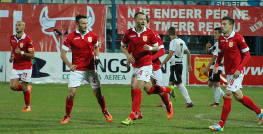 Les joueurs du Partizani Tirana célèbrent un but. Partizani