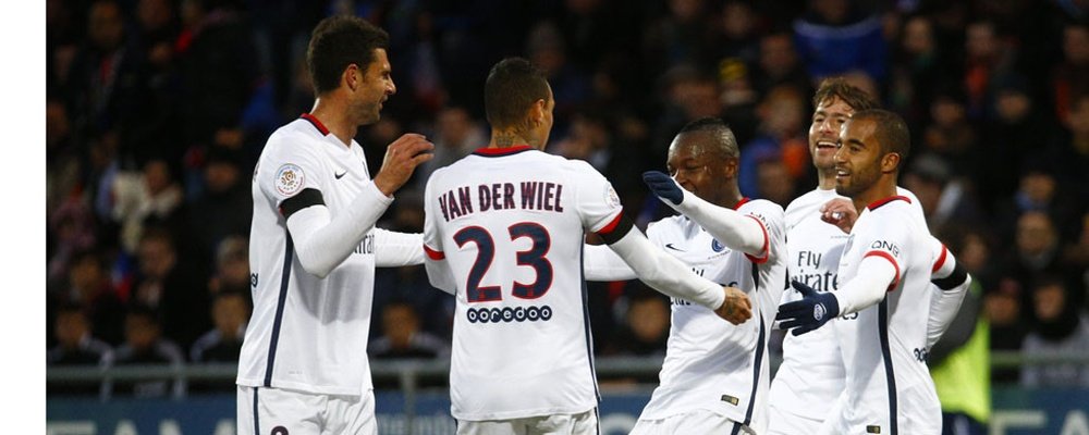 Los futbolistas del PSG felicitan a Ongenda tras marcar el gol que abría el marcador del partido ante el Lorient. PSG