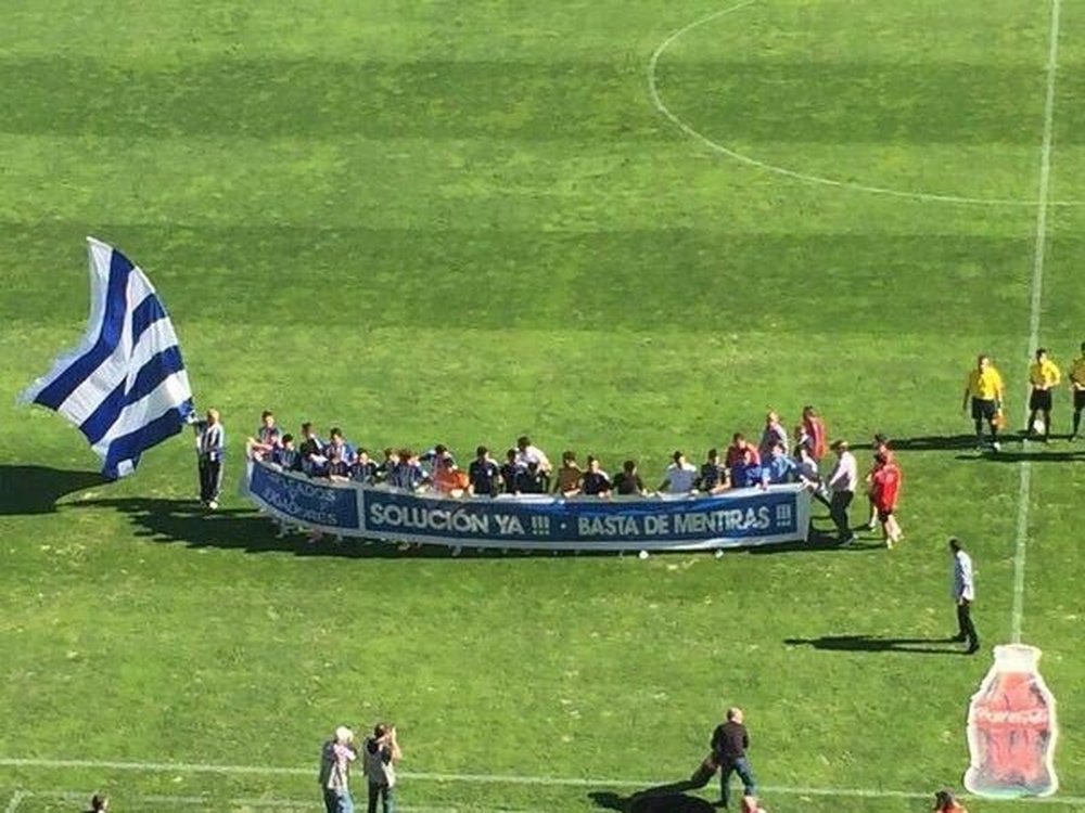 Los futbolistas del Recreativo de Huelva, con la pancarta con la que demandaban soluciones al club. Twitter