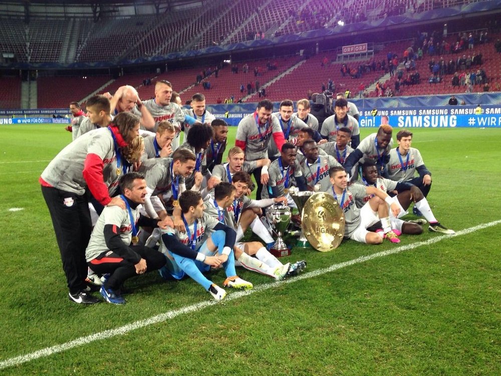 Los futbolistas del Red Bull de Salzburgo celebran el triunfo sobre el Admira Mödling en la Copa de Austria, lo que supone el doblete para el club. RedBullSalzburg