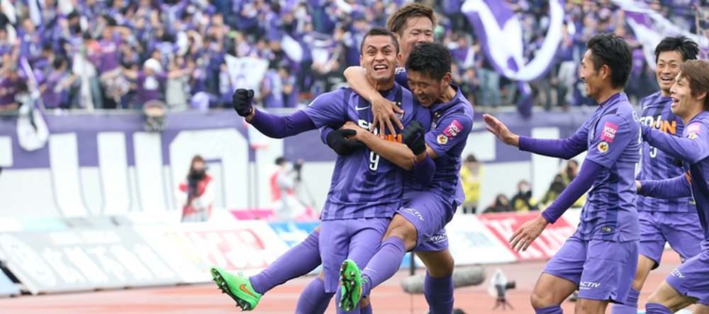 Los futbolistas del Sanfrecce Hiroshima celebran uno de los goles anotados al Gamba Osaka en la ida de la final por el título japonés. Sanfrecce