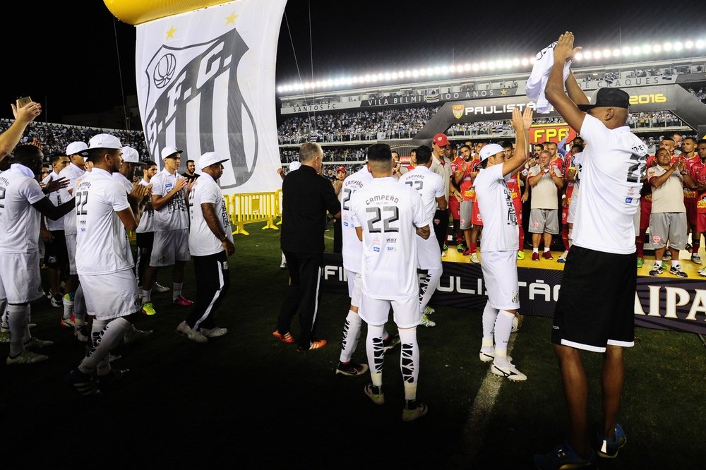 Los futbolistas del Santos brasileño celebran la consecución del Campeonato Paulista 2016. FPF