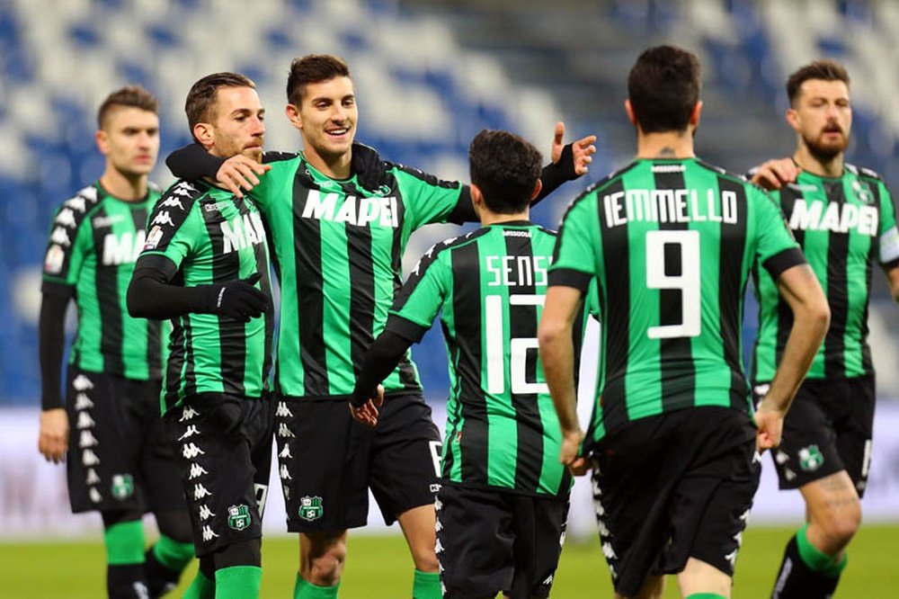 Los futbolistas del Sassuolo felicitan a Lorenzo Pellegrini por su gol ante el Cesena en la Coppa. SassuoloCalcio