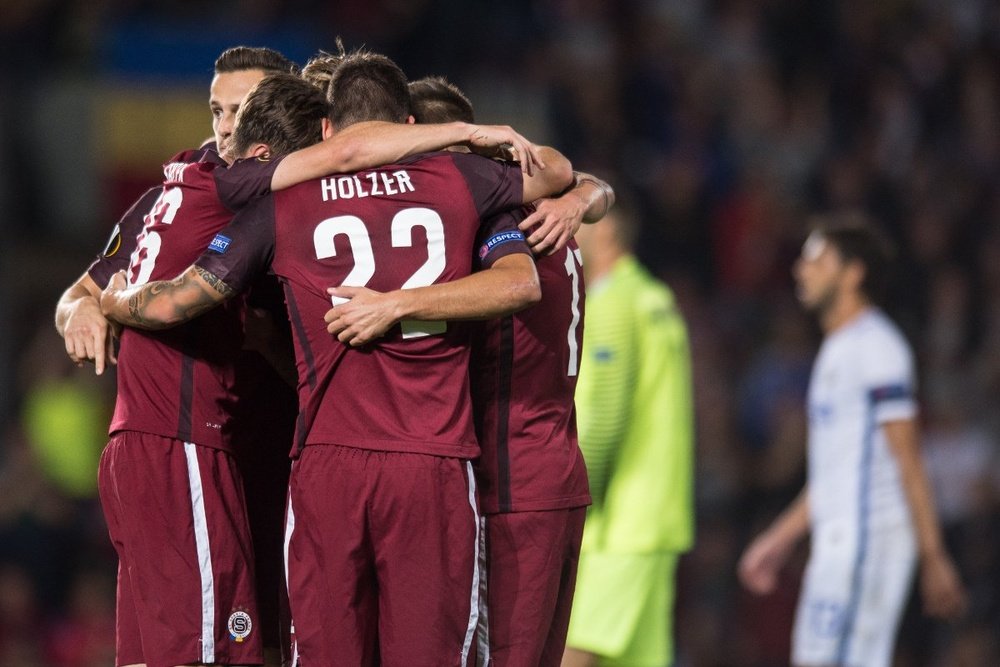 Los futbolistas del Sparta de Praga celebran uno de los goles logrados ante el Inter. ACSparta