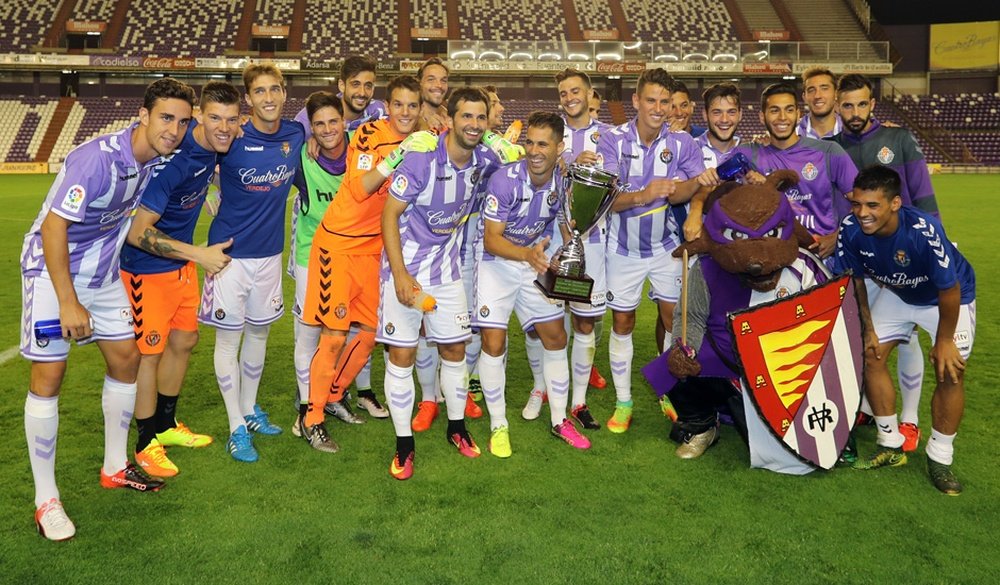 Los futbolistas del Valladolid celebran junto a la mascota del equipo, Pepe Zorrillo, haber ganado el Ciudad de Valladolid al Alavés. RealValladolid