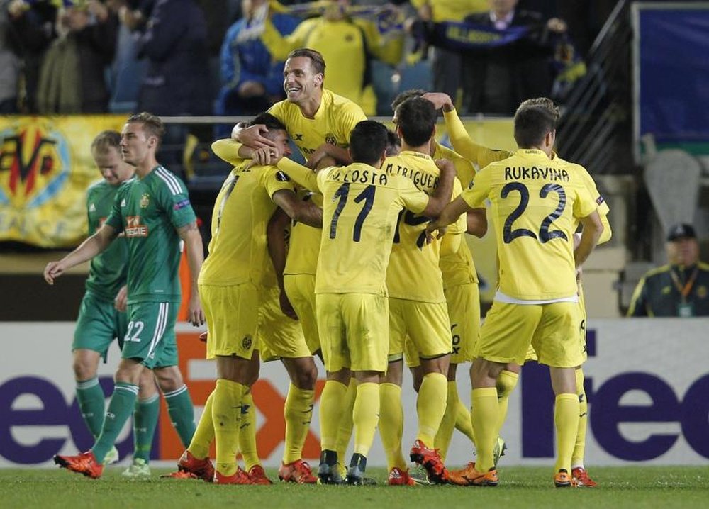 Los futbolistas del Villarreal festejan el gol de Bruno, que les daba la victoria ante el Rapid de Viena. Twitter