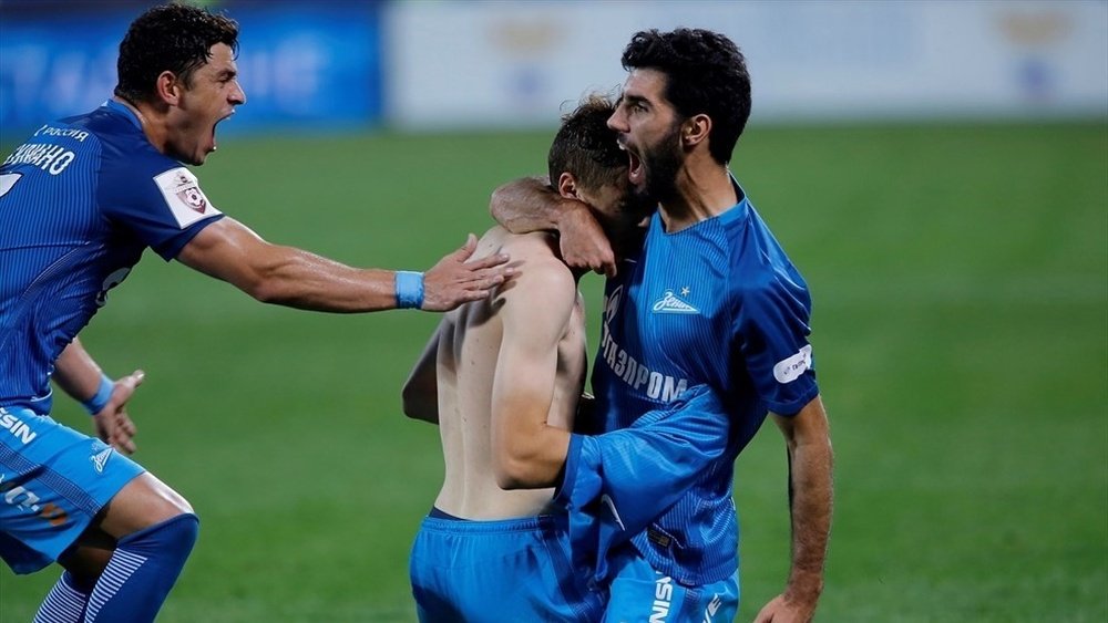 Los futbolistas del Zenit celebran, eufóricos, el gol de Djordjevic que culminaba la remontada ante el Maccabi de Tel Aviv en la primera jornada de la Europa League 2016-17. UEFA