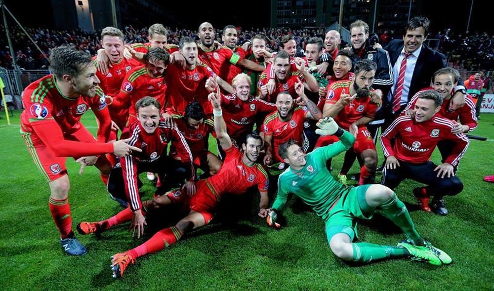 Los integrantes de la selección galesa de fútbol celebran en Cardiff su clasificación directa para la próxima Eurocopa. Twiiter