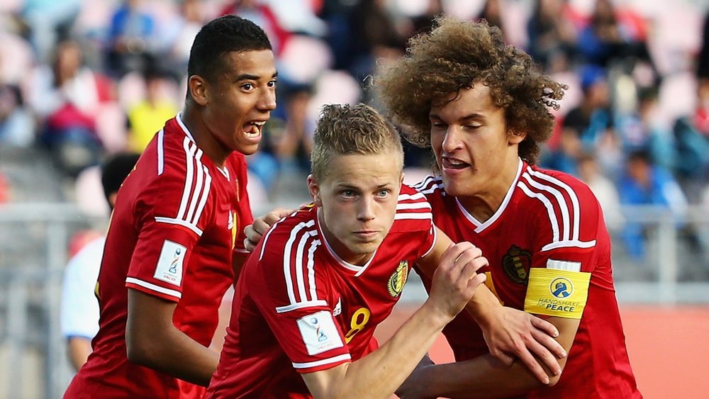 Los jóvenes belgas Laurent Lemoine y Wout Faes celebran el gol de Dante Rigo. FIFA