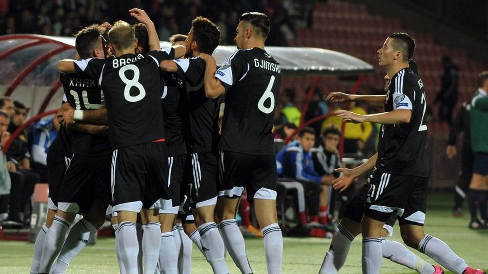 Los jugadores albaneses celebran la victoria que les daba el pase directo a la Eurocopa de Francia. Twitter