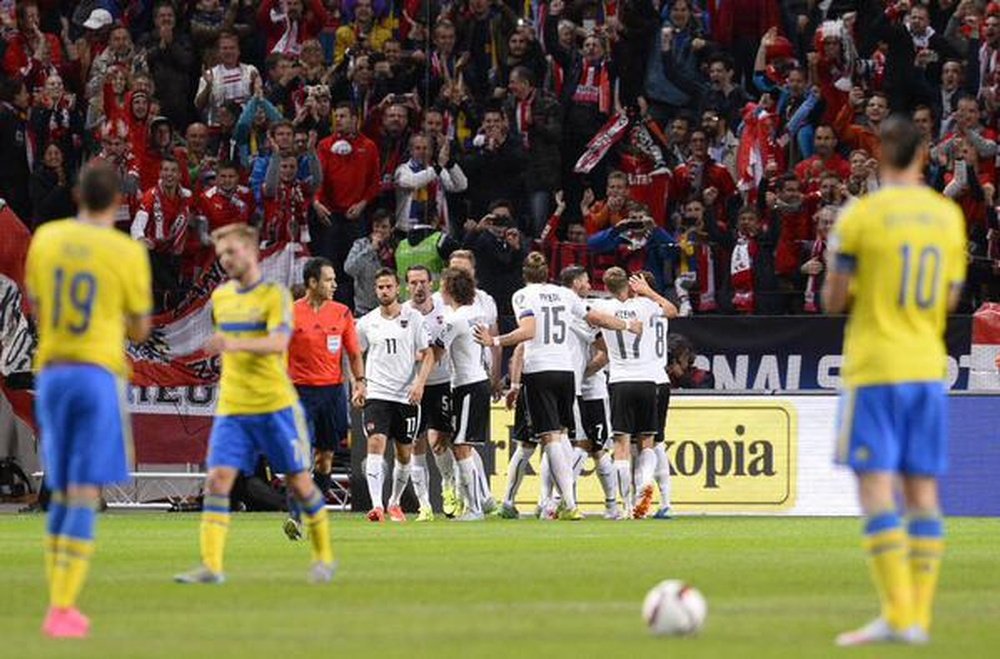 Los jugadores austriacos celebran uno de los tantos anotados esta noche a Suecia. Twitter