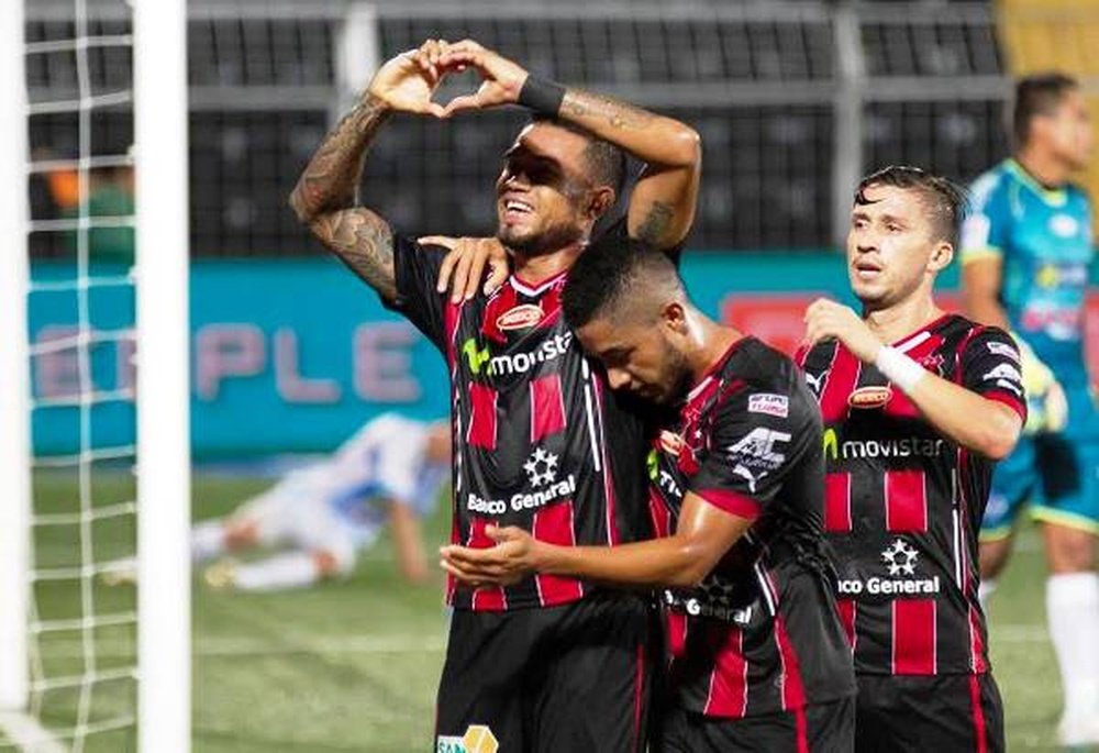 Los jugadores de Alajuelense celebran un gol. Twitter