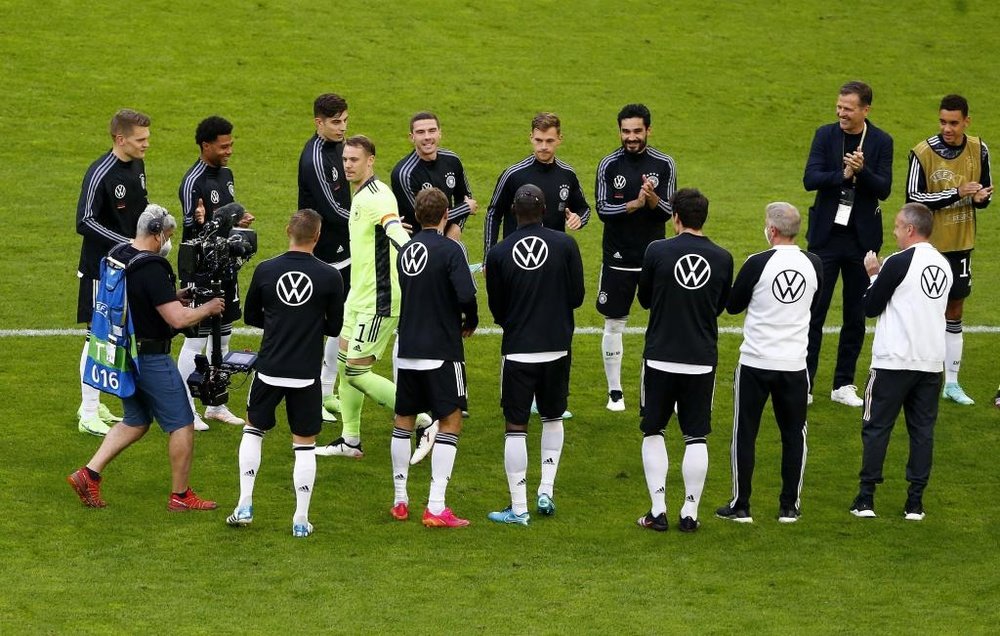 L'UEFA abandonne son enquête sur le brassard arc-en-ciel de Neuer. EFE