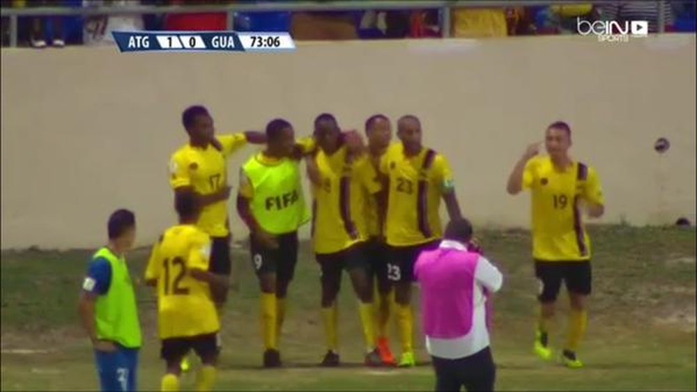 Los jugadores de Antigua y Barbuda felicitan a Myles Weston por transformar su tiro de penalti. Twitter