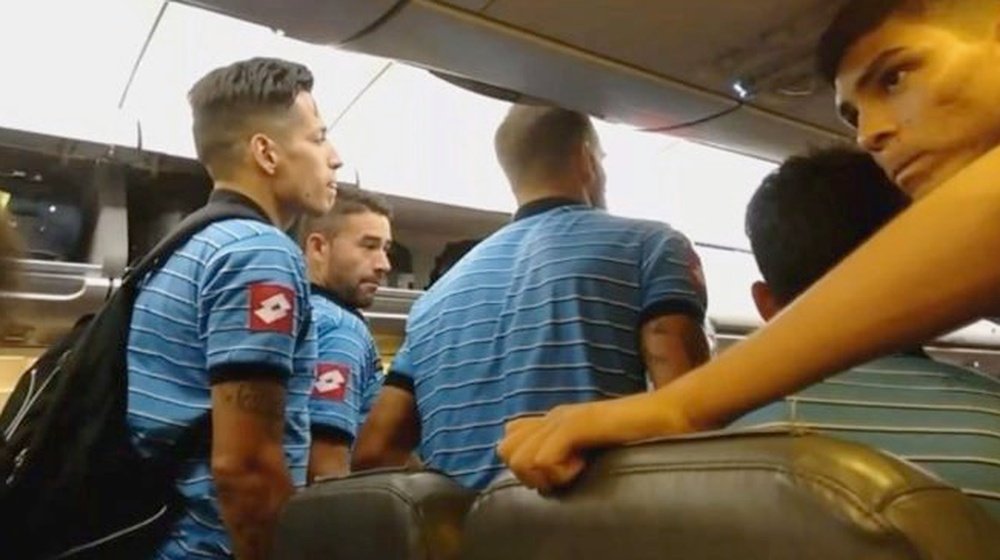 Los jugadores de Belgrano se bajan después de un fallo eléctrico en el avión en el que iban a viajar. Twitter