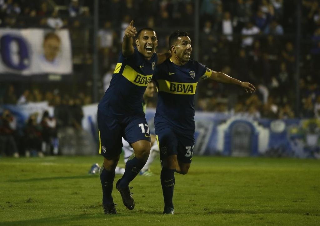Ábila e Tevez comemorando um gol no jogo do título. BocaJuniors