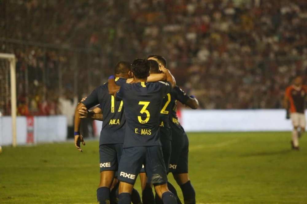 Boca Juniors se enfrenta a Atlético Paranaense: sólo un punto les separa. Boca
