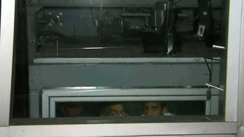 Tévez ficou preso no elevador com cinco companheiros. Captura/TNTSports