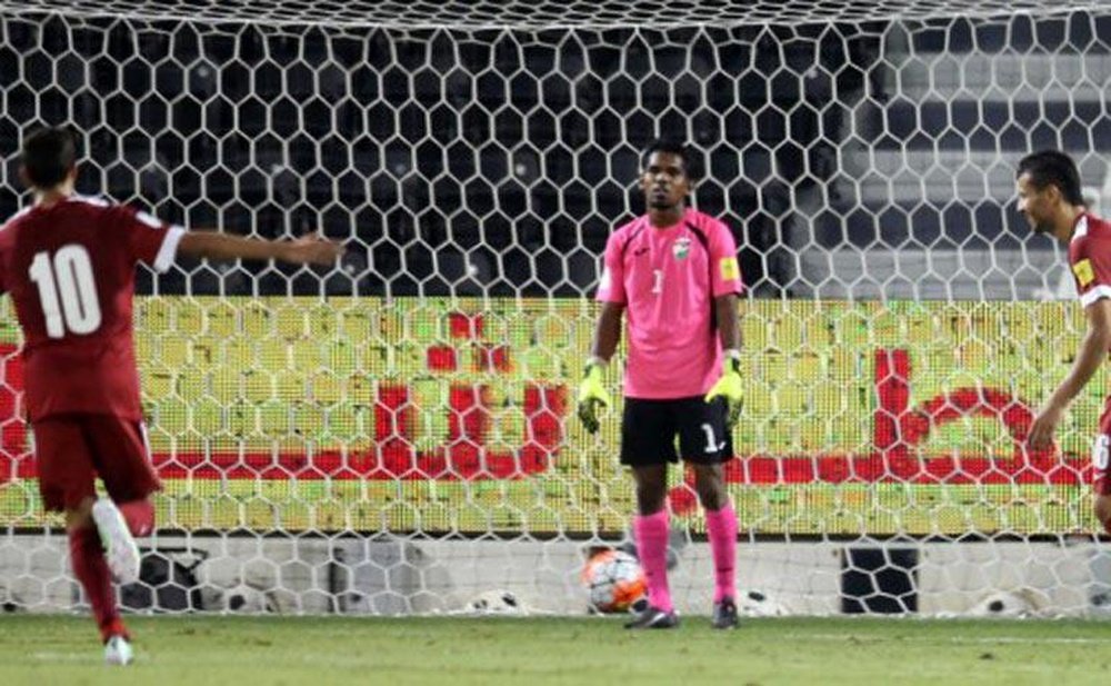 Los jugadores de Catar celebran uno de los tantos marcados, ante la mirada de impotencia del portero de Maldivas. Twitter