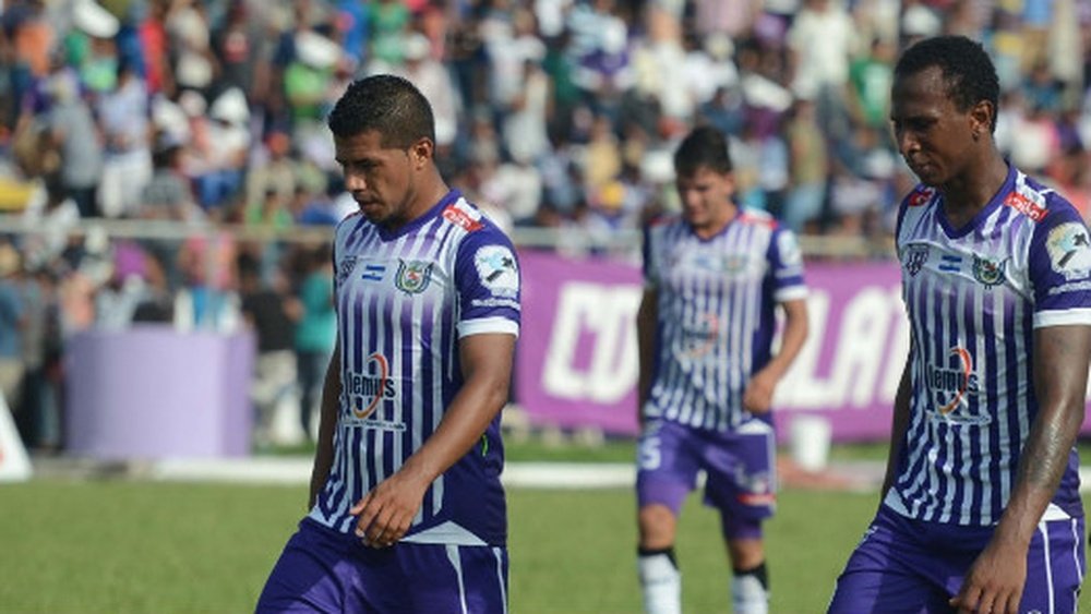 Los jugadores de Chalatenango se retiran molestos tras una derrota en el Clausura 2017. El Salvador