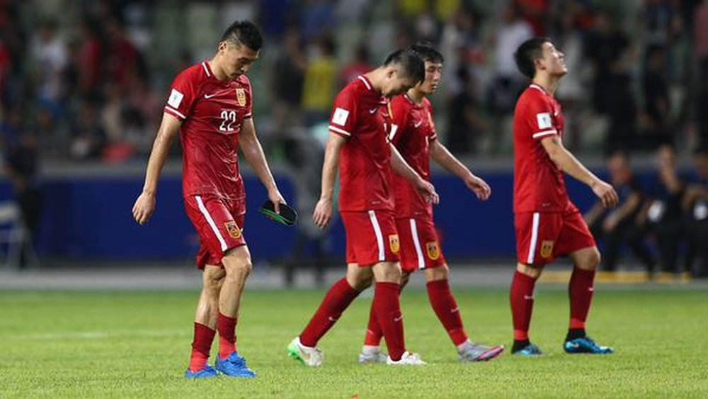 Los jugadores de China se marchan cabizbajos del terreno de juego. Twitter