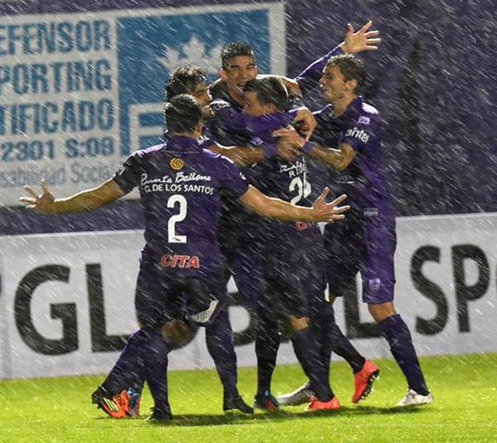 Los jugadores de Defensor Sporting celebran un gol bajo la lluvia. Twitter