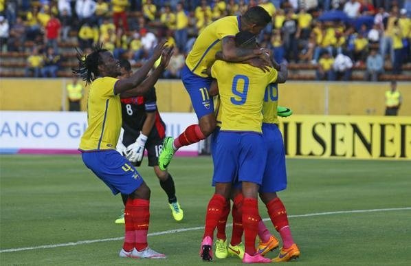 Los jugadores de Ecuador celebran uno de sus tantos ante Honduras. Twitter