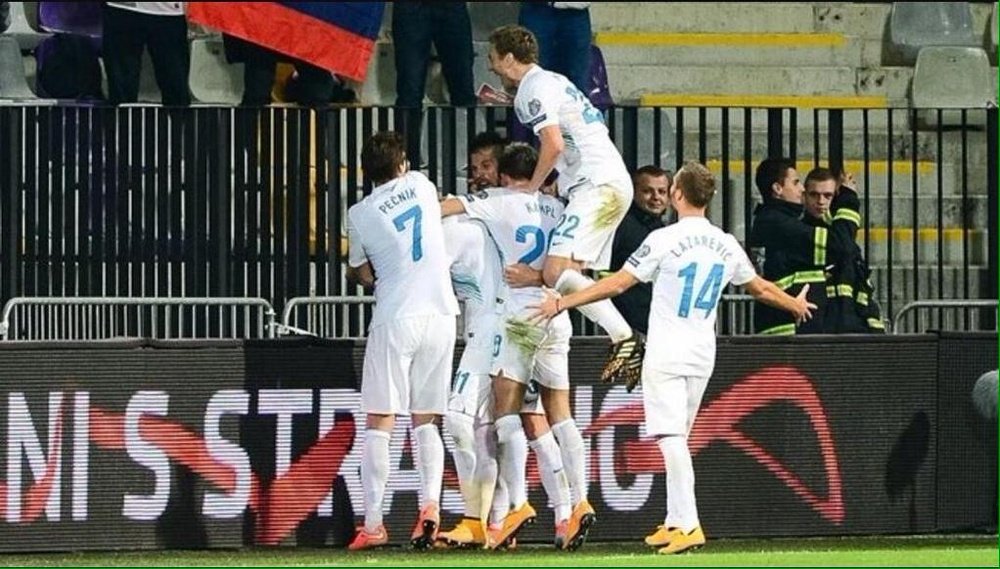 Los jugadores de Eslovenia celebran uno de los tantos anotados a San Marino. Twitter