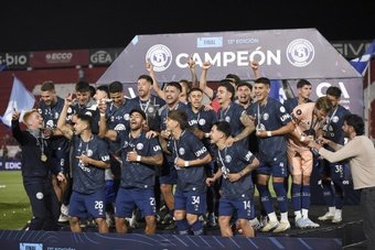Tras ganar a Argentinos Juniors en penaltis, Independiente Rivadavia es el campeón de la Copa Argentina 2025. Dos años después de su ascenso a la máxima categoría del fútbol argentino, el 'Azul' logra el primer título de su historia.