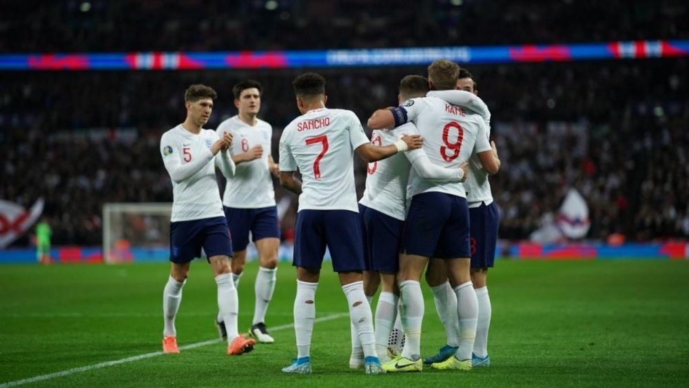 A seleção inglesa quebra recordes com equipe jovem. Twitter/England