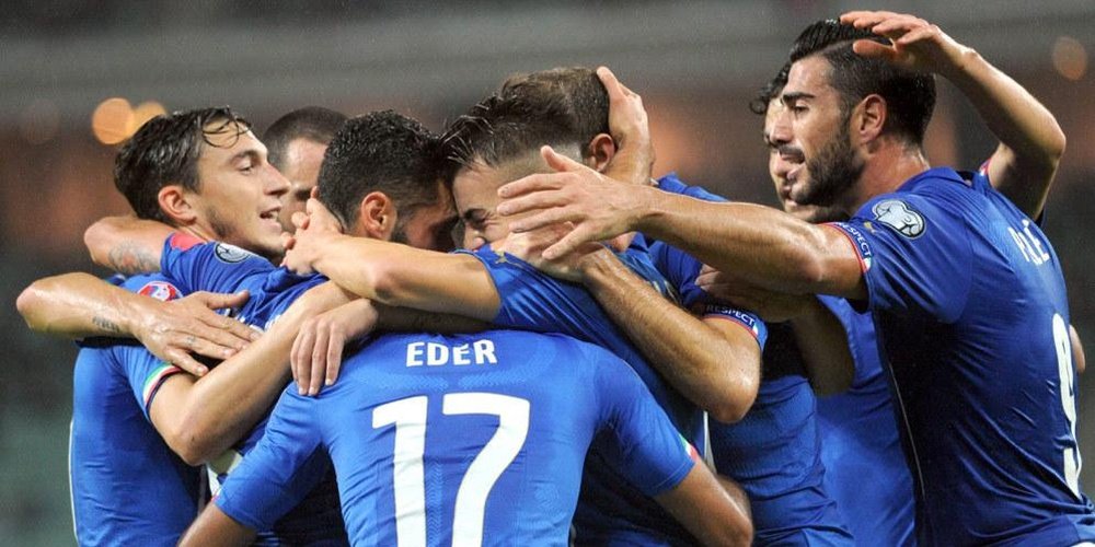 Los jugadores de Italia celebran uno de los tantos ante Azerbaiyán. Twitter