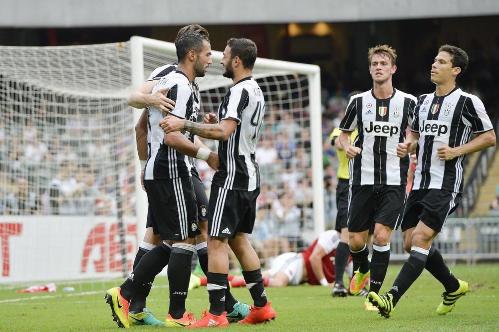 Les joueurs de la Juventus célèbrent le but de Mehdi Benatia face au South China. Eurosport