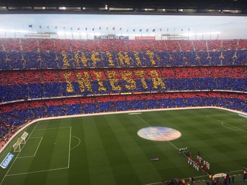 Le Camp Nou a rendu hommage à Iniesta. Twitter/marcosperiodico