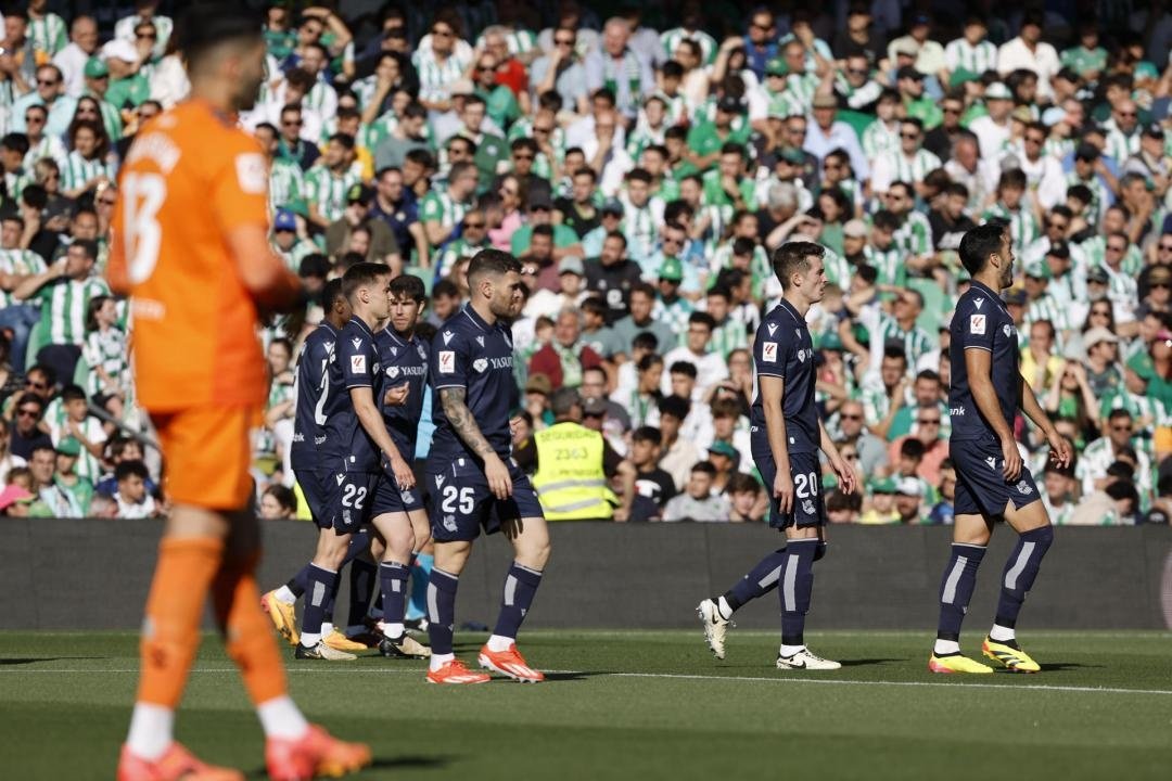 Los jugadores de la Real Sociedad tras conseguir el primer gol del equipo donostiarra durante el encuentro correspondiente a la 37 de Primera División que Betis y Real Sociedad disputan hoy domingo en el estadio Benito Villamarín de Sevilla. EFE