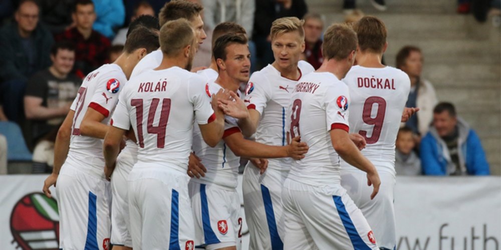 Los jugadores de la República Checa celebran uno de los tantos anotados a Letonia. Twitter