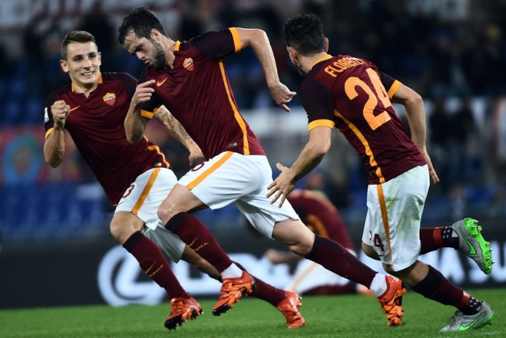 Los jugadores de la Roma felicitan a Pjanic tras anotar un gol. AFP