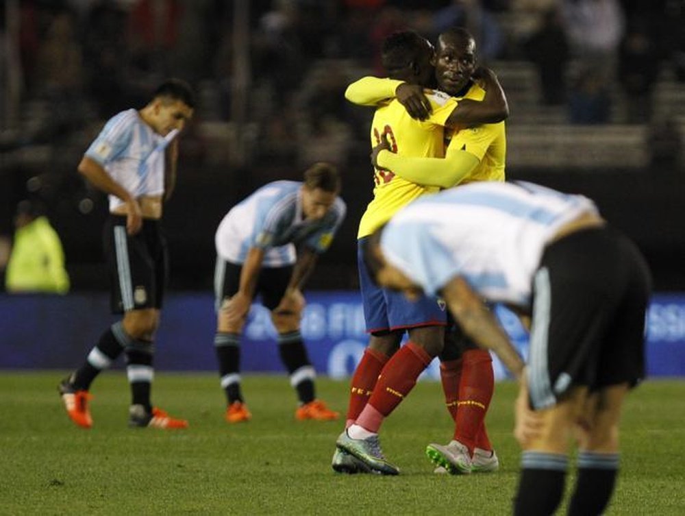 Los jugadores de la Selección de Ecuador celebran un tanto ante Argentina. Twitter