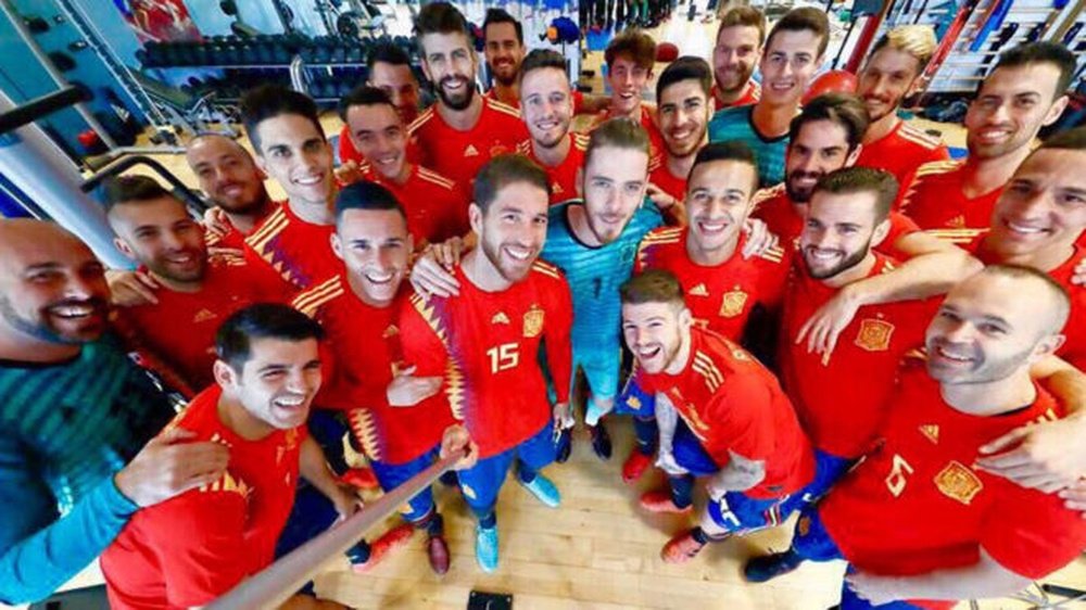 Les membres de 'la Roja' ont posé avec leur nouveau maillot, avec le sourire. @SergioRamos