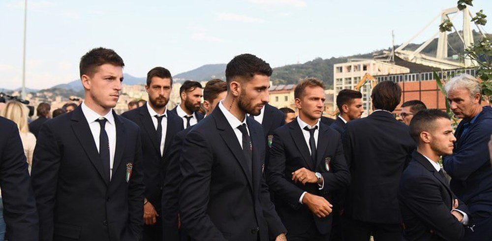 Los jugadores italianos, en el sentido homenaje. Twitter/Vivo_Azzurro