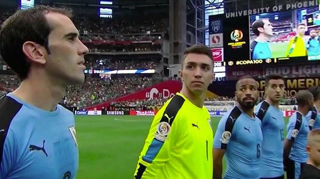 Los jugadores de la selección uruguaya escuchan el himno de Chile por equivocación. Canal+