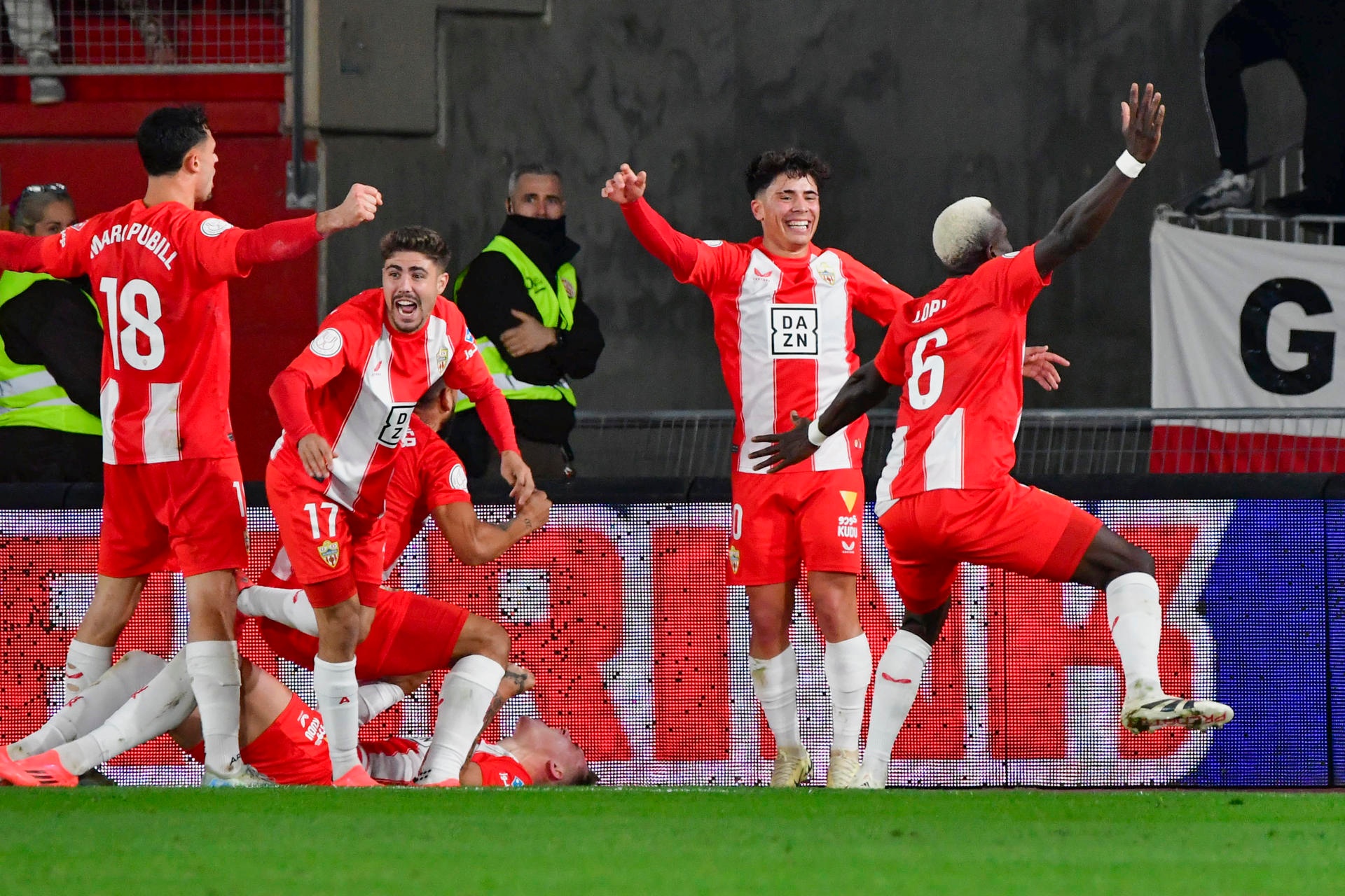 El Almería goleó por 4-1 al Sevilla. EFE